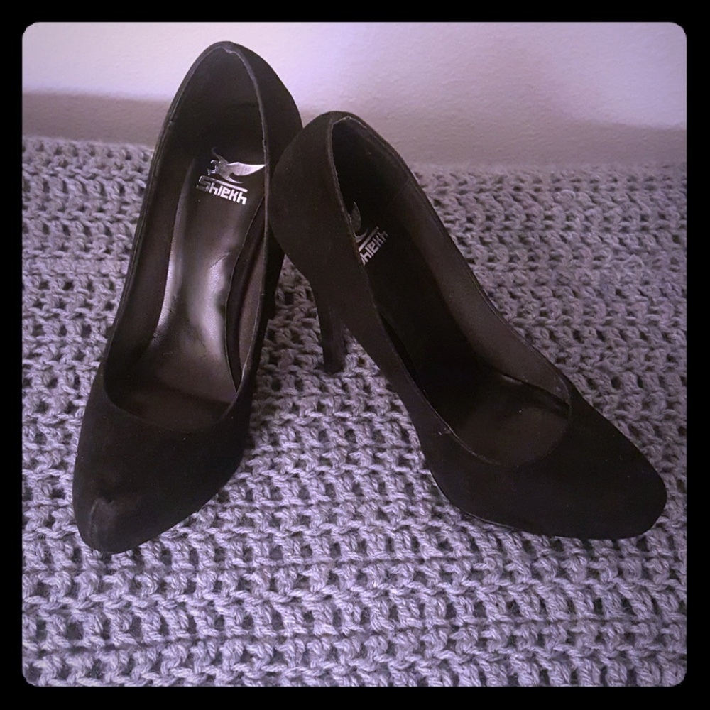 Black pumps